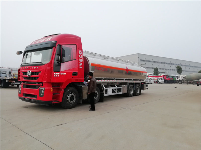 上汽紅巖29.7方前四后八鋁合金運油車，20噸運油車